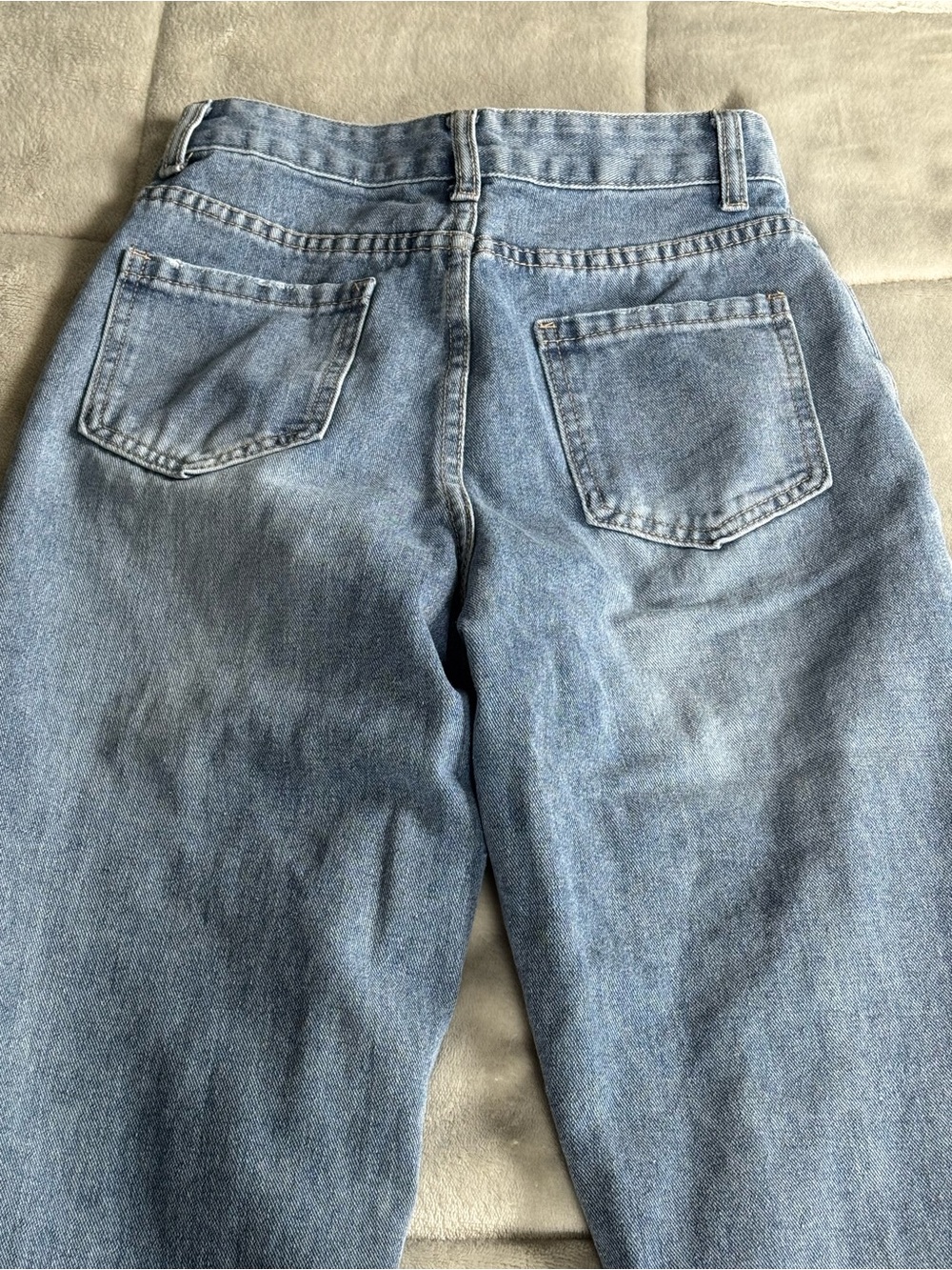 Straight-Leg Distressed Women's Jeans in Light Blue - Picture 5 of 5